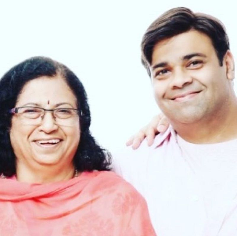 Kiku Sharda With His Mother