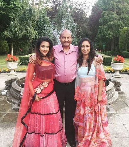 Avina Shah With Her Father and Sister