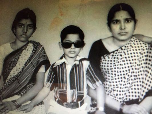 Childhood Picture of Manoj Muntashir with his Mother
