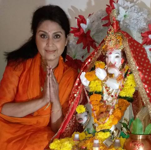 Dolly Minhas with the idol of Lord Ganesha