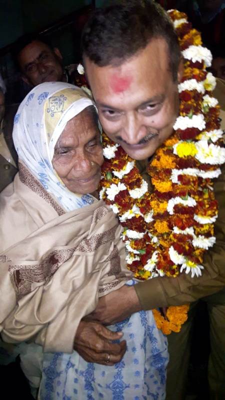 Gupteshwar Pandey hugging his mother