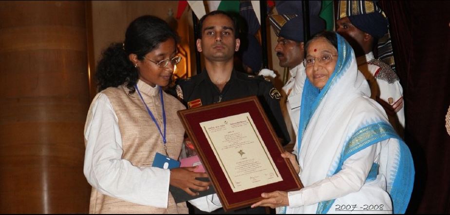 Indira Tiwari receiving President Award for Creative arts
