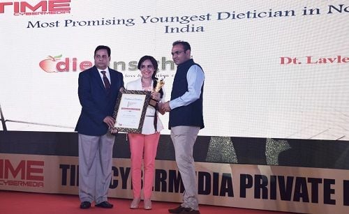 Lavleen Kaur Receiving an Award at Time Cyber Media Pvt