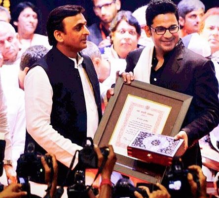 Manoj Muntashir Receiving his Yash Bharti Award