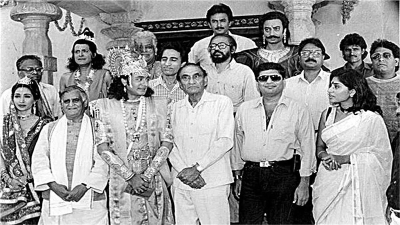 Old picture of Ravi Chopra with B.R. Chopra on the set of Mahabharat