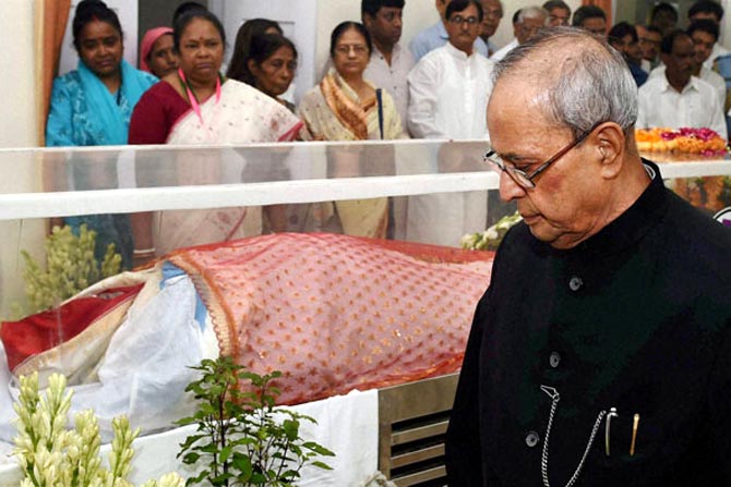 President Pranab Mukherjee paying homage at the mortal remains of her wife Smt Suvra Mukherjee