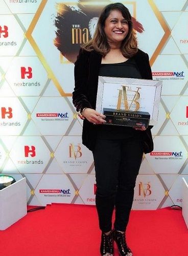 Rohini Iyer With Her Award