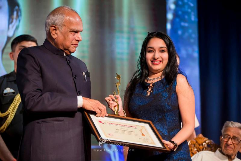 Aishwarya Sridhar receiving WOMAN ICON INDIA AWARD (2019)