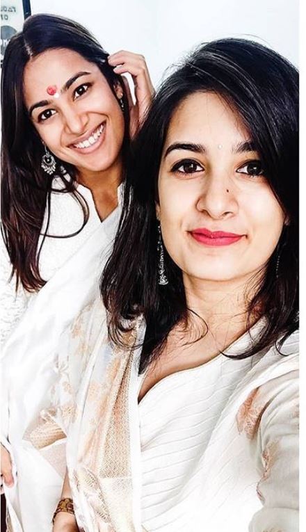 Arushi Chawla with her sister