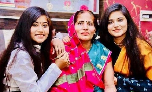 Devi Nidhi Saraswat With Her Sister and Mother