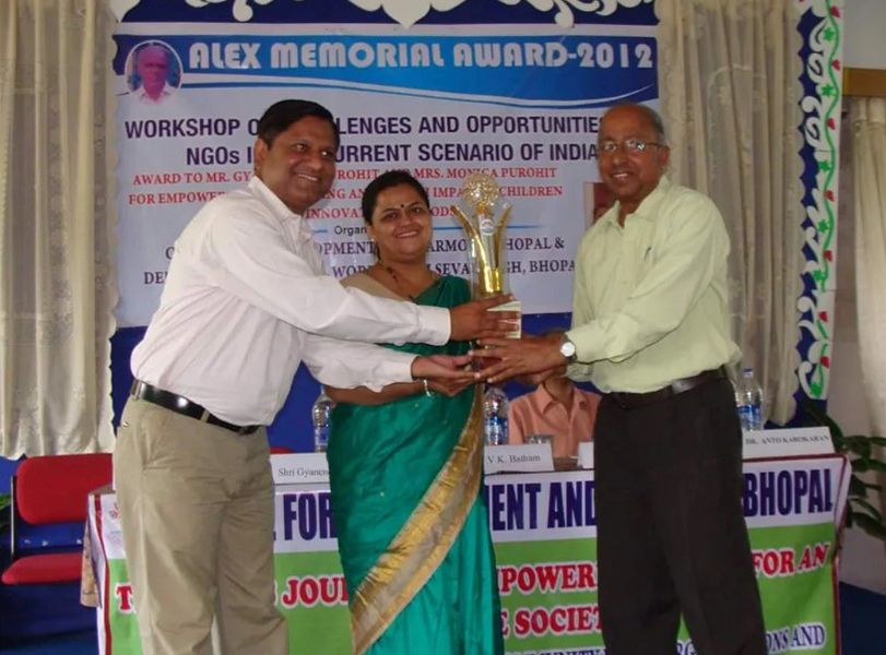 Gyanendra Purohit Receiving Alex Memorial Award