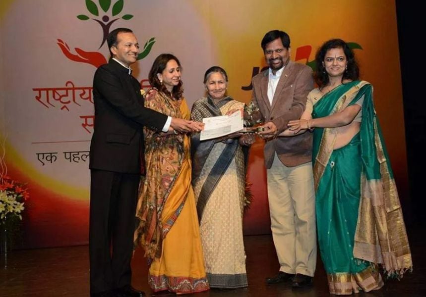 Monica and Gyanendra Purohit Receiving Rashtriya Swayam Siddh Samman by Jindal Steel Foundation