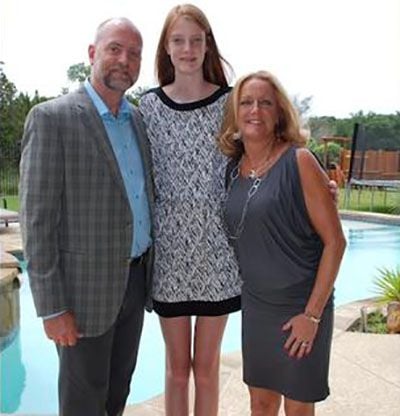 Maci Currin with her Parents