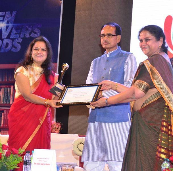 Monica Purohit Receiving FICCI Flow Women Achiever Award