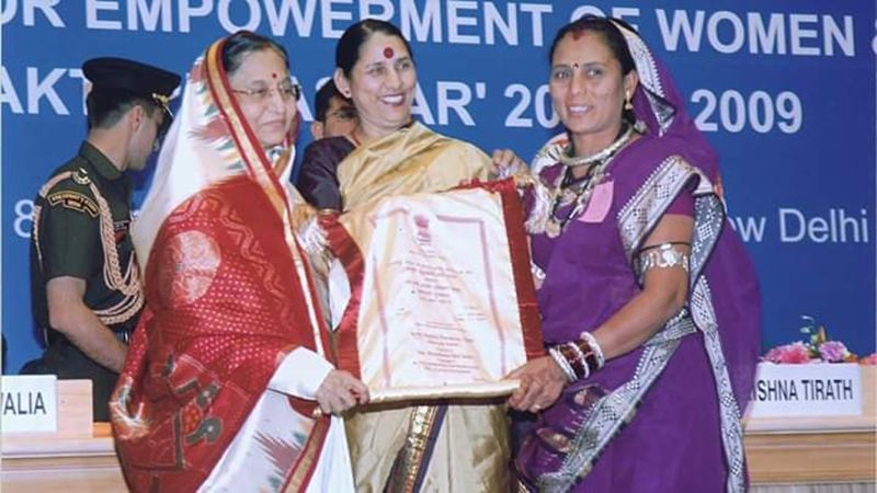 Phoolbasan Bai Yadav Receiving Kannagi Sthree Shakti Award