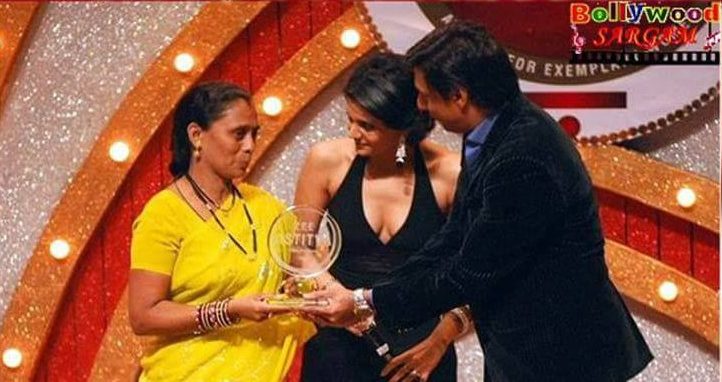 Phoolbasan Bai Yadav Receiving Zee TV Astithva Award