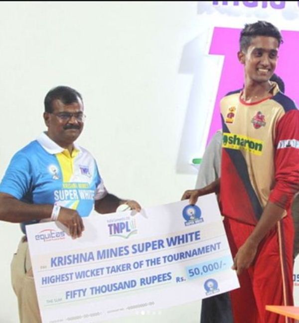 R Sai Kishore receiving the prize for taking most wickets