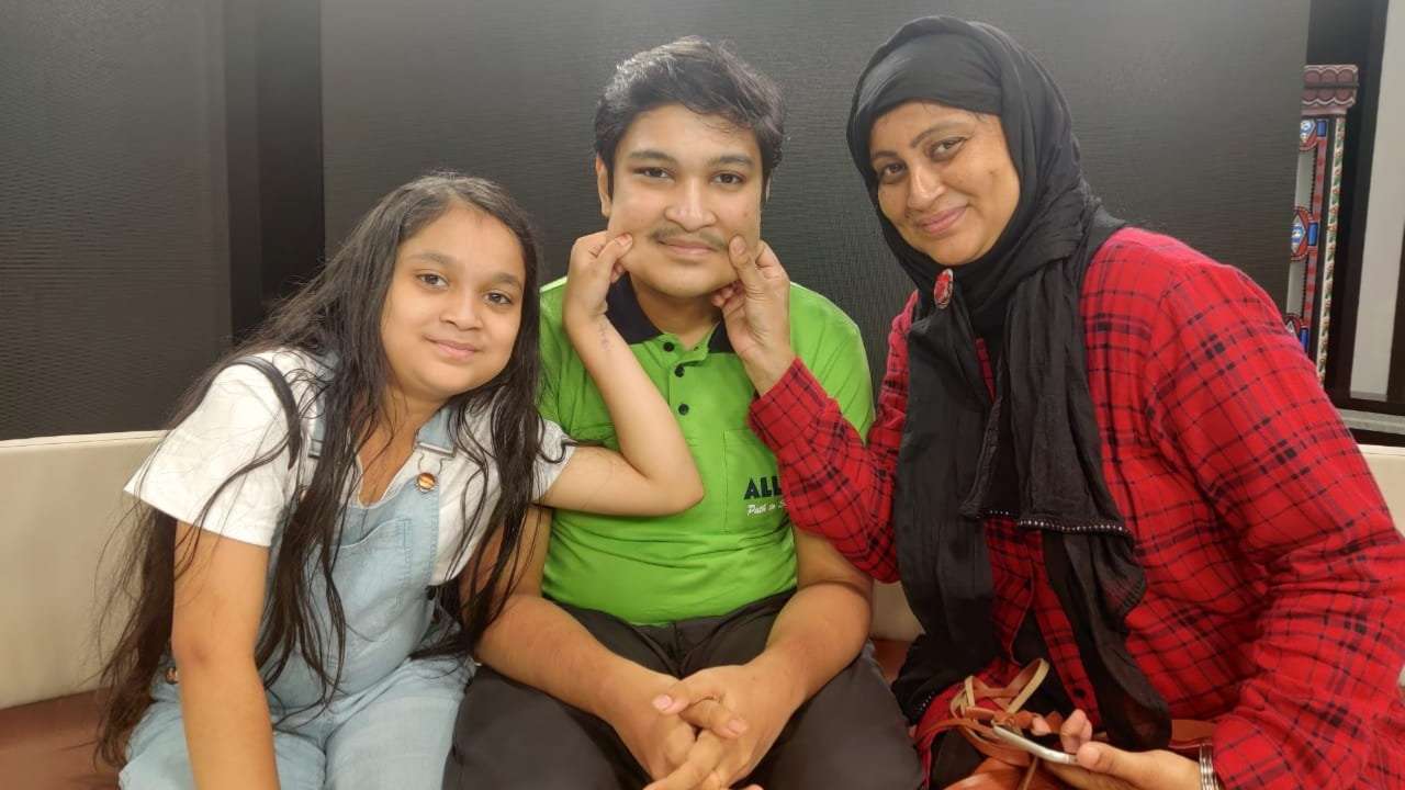 Soyeb Aftab with his mother and sister 
