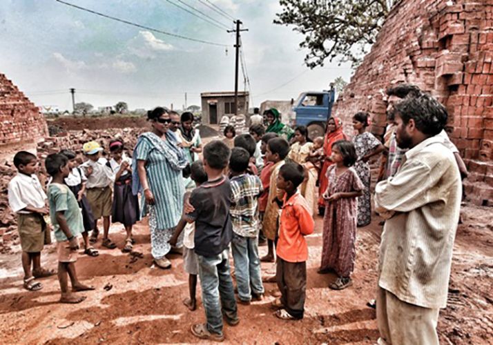 Anuradha Bhosle with Migrant Children at a Brickyard