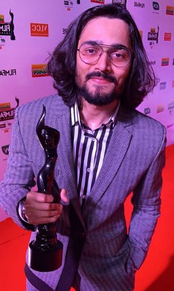 Bhuvan Bam with his Filmfare Award