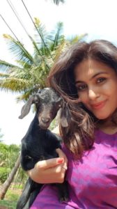 Sonu Gowda taking a selfie with a lamb
