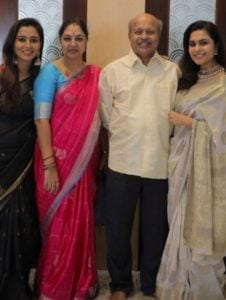 Sonu Gowda with her Mother, Father and Sister