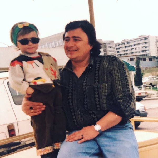 Childhood picture of Maria Bakalova with her father