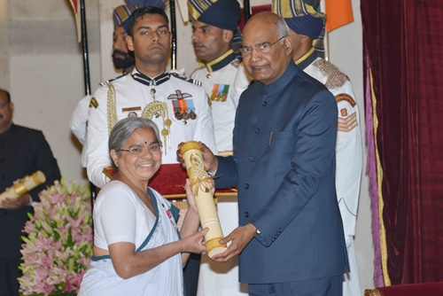 Dr. Smita Kolhe receiving the Padma Shri from the President of India, Ram Nath Kovind