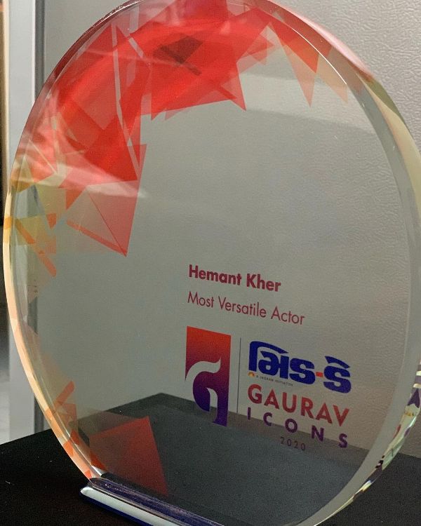 Hemant Kher's award for Most Versatile Actor