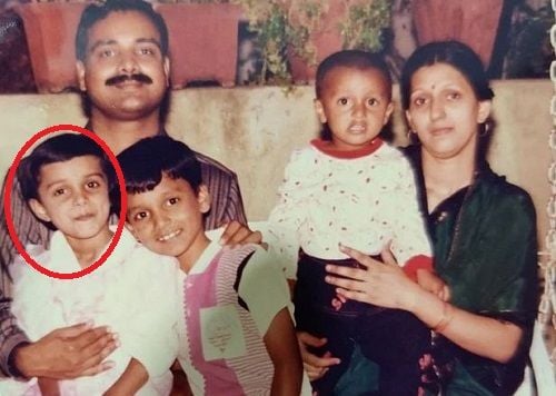 Mayuri Deshmukh's Childhood Picture with her Family