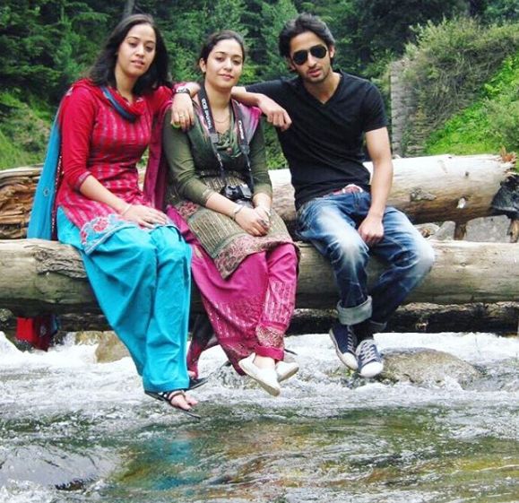 Shaheer Sheikh with his sisters
