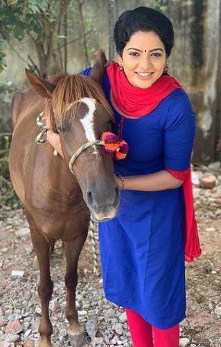 VJ Chitra with a Horse