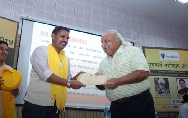 Anoop Khanna receiving Purushartha Award