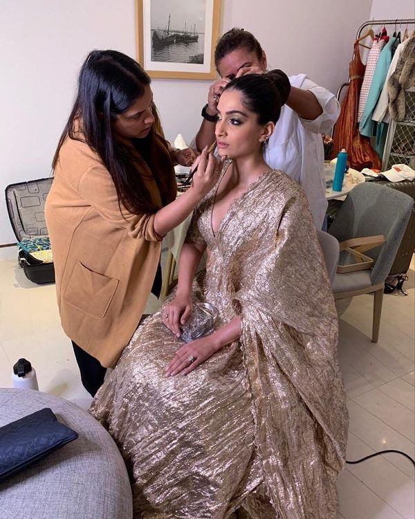 Arti Nayar doing makeup of Sonam K Ahuja