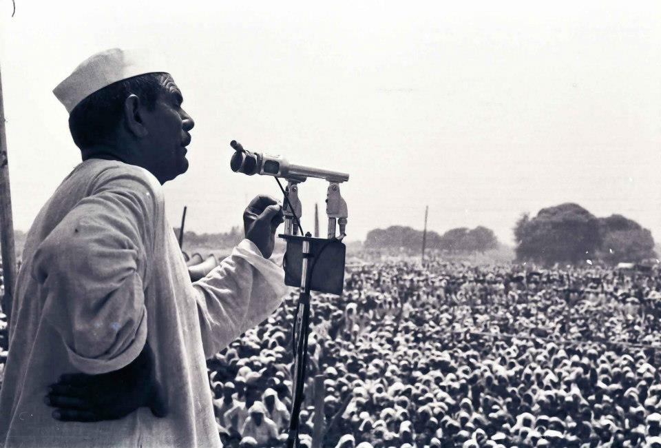 Chaudhary Mahendra Singh Tikait delivering a speech to thousands of farmer protesters at Meerut's CDA ground in 1988