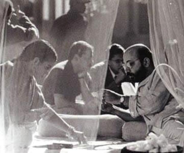 Kajol and Mickey Contractor playing cards on a film set