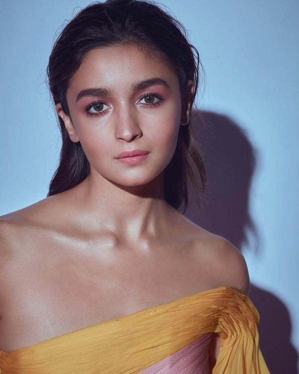 Makeup and hairstyle did by Puneet B Saini of Alia Bhatt for Filmfare Awards 2020