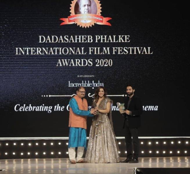 Mehak Oberoi receiving Dadasaheb Phalke Award (2020)