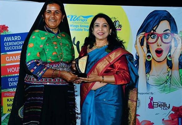 Pabiben Rabari receiving award from Wings Group Gandhidham