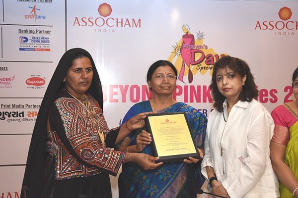 Pabiben Rabari receiving Mahila Shakti Award