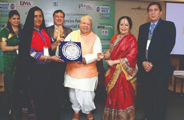 Pabiben Rabari receiving her National Award