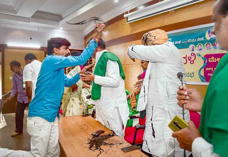 Rakesh Tikait was attacked with ink at a press conference in Bengaluru on 30 May 2022