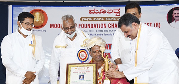 Ravi Katpadi receiving the 6th Moolathva Vishwa Award in 2020