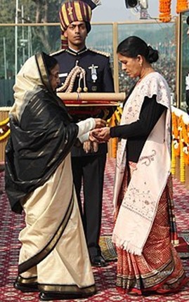 Sandeep's mother receiving the Ashoka Chakra award from the President of India Pratibha Patil
