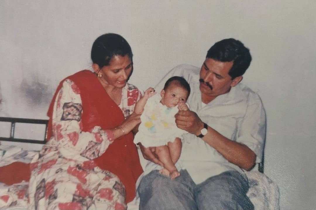 Childhood picture of Manika Sheokand with her parents