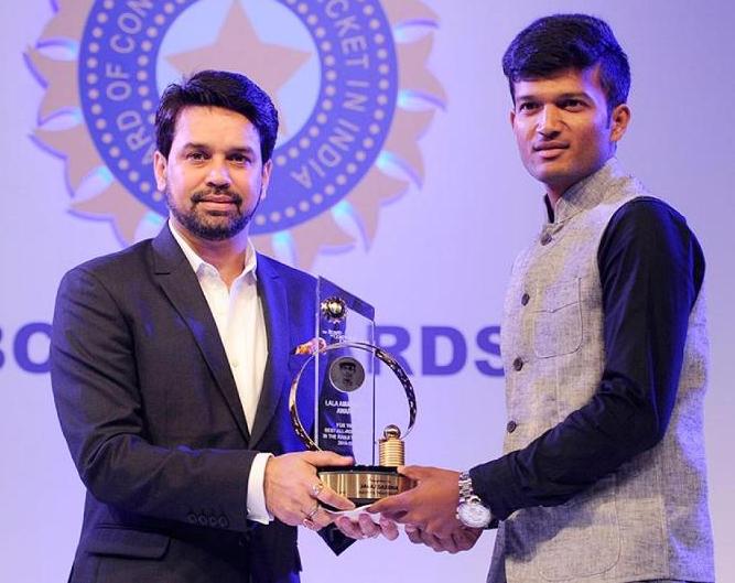 Jalaj Saxena receiving BCCI's Lala Amarnath award for best all rounder 2014-15