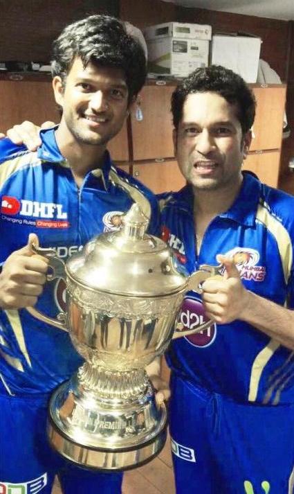 Jalaj Saxena with Sachin Tendulkar carrying IPL 2013 trophy