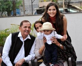 Manika Sheokand with her parents