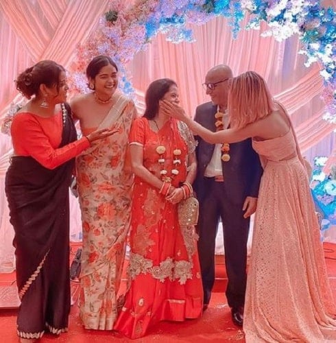 Meghna Kaur with her parents and sisters