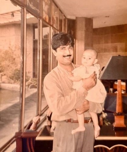 Radhika Seth's childhood picture with her father
